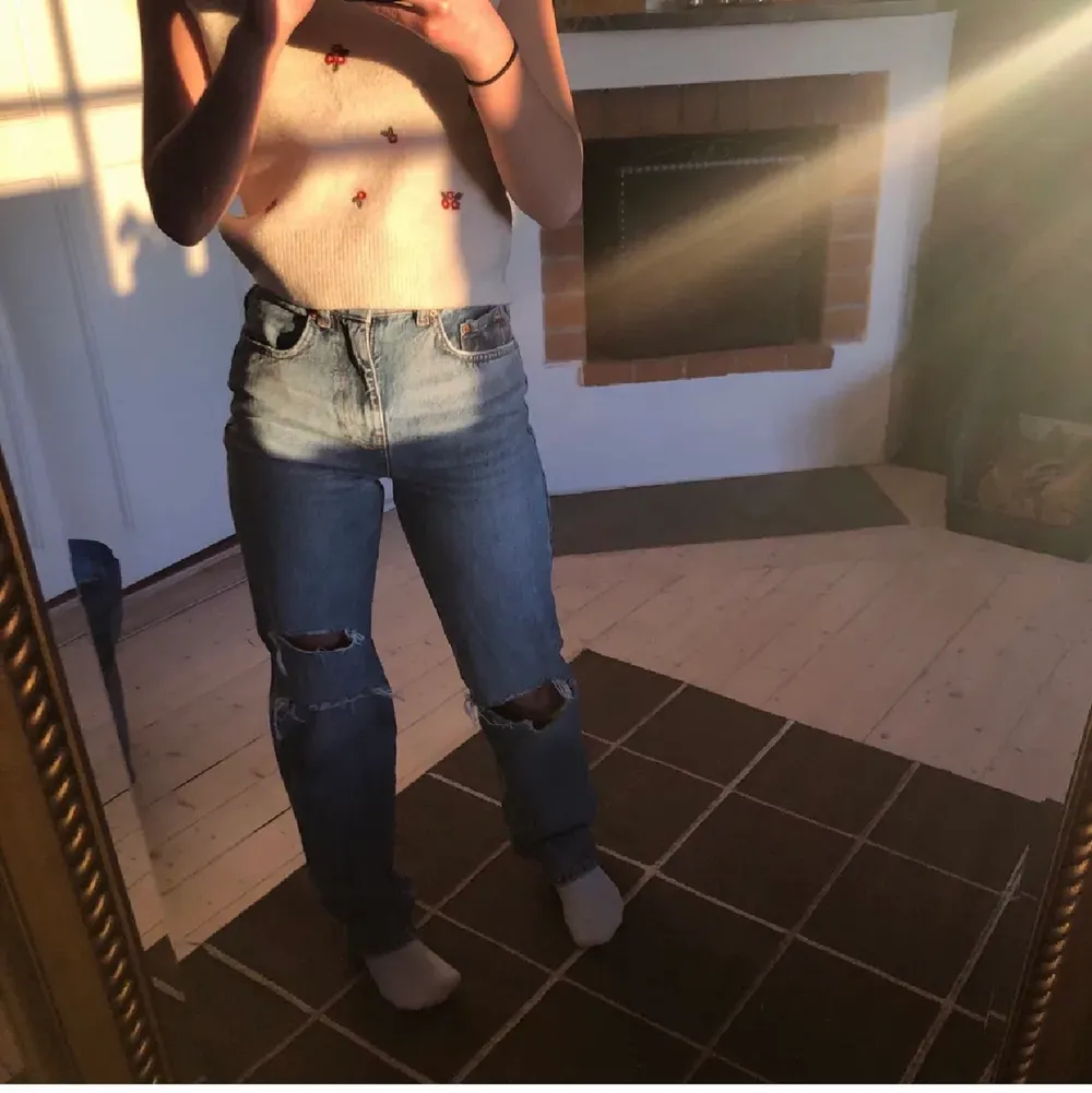 Från ginatricot, jätte snygga å sitter perfekt 🤍 är runt 163 och brukar ha 32/34 i jeans som referens. Farkut & Housut.