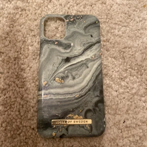 Mobilskal iPhone 11 - Mobilskal till iPhone 11 original pris 299kr men säljer för 180kr använd få gånger❤️❤️