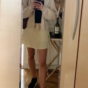 minikjol - fin kjol med inbyggda shorts från zara! ljust gul med svarta prickar. så bekväm! nyskick. köparen står för frakt💕