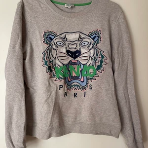 Kenzo tröja  - Köpt på NK. Tröja från kenzo storlek L, använd men fortfarande i väl skick. 💗 Nypris omkring 2200kr 