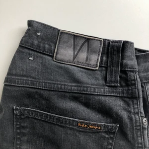 Nudie straight - Svarta straight från Nudie, svagt utsvänga nertill, skitsnygga till docs😮‍💨 Passar stl. 36-38