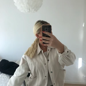 Beige jeansjacka  - Beige oversized jeansjacka, knappt använd 🌸