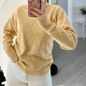 Stickad Levis tröja - Säljer en stickad Levis tröja i strl M. Jättemysig!! Köpare står för frakt💛🐝