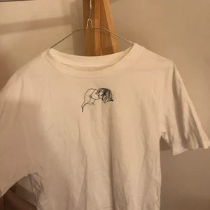 Tshirt med motiv - Snygg och simpel tshirt! Den är i mycket bra skick, säljer den då jag har flera liknande. Storlek S men passar xs-m