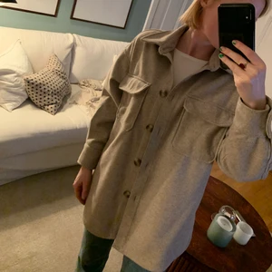 H&M, jacka, strl S - Oversize skjortjacka, beige. 