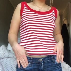 Randigt linne - Randigt linne köpt här på plick. Tror det är en storlek M/L så lite för stort för mig. Bra skick. 