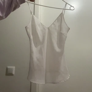 Tröja  -  Genomskinlig jättegullig tröja har inte använt den men har tyvärr inte prislapp eller kvitto kvar rekommenderar denna tröja. (Jätte bra material) 💕