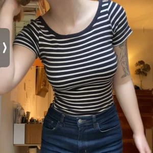 Flash vit och svartrandig t-shirt - Storlek small, tight passform, vid i ”kragen.” Bra skick, en lite lös tråd och en del mindre missfärgningar som inte syns om man inte använder blixt. Skriv om det finns frågor kring exakta mått eller annat! 