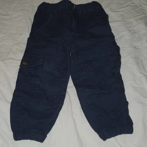 Byxor barn strl 86 - Svarta byxor till barn, storlek 86. Resår i midjan. Rensar på vinden, kommer lägga ut en hel del grejer. Kan skickas, då du betalar frakten.