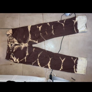 Nice byxor - Snygga byxor utan lapp i så vet ej märke, köpta secondhand står storlek M, jag är 170 cm och dom är lite korta i benen på mig (se bild) midja skulle jag säga är strl 29 eller 30 ❣️❣️❣️