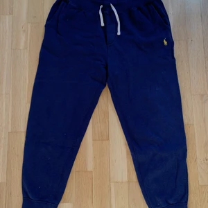 Polo ralph lauren marinblå mjukis byxor - Hej säljer dessa polo ralph lauren byxor i storlek M. Nypris på dessa ligger på 1000kr. Detta plagg är sällsynt pga att de inte säljs i butik längre och de är svåra att få tag på. Hör av dug vid fler frågor. Byxorna är herr men kan även anvöndas av dam