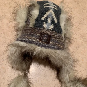 Canasta Snow mössa - Perfekt skick.Använd Max 2 gånger. Slutsålt överallt.