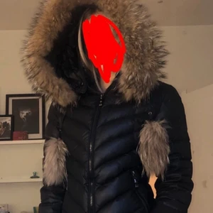 Äkta pälsjacka från hollies - Säljer för 380kr den är som ny. Storlek 38. Märke=hollies