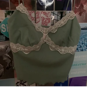 Grönt linne - Sage grönt linne men spets detaljer från shein. Passar jättebra men hittar ingen användning för det. Köpare står för frakt (24kr). Pris 90kr + 24kr = 114kr.