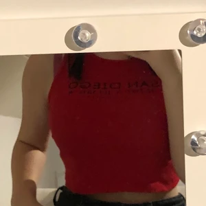 Rött linne  - Säljer detta söta linne som jag köpt i Grekland i somras. Det är onesize men jag skulle säga att det passar allt från XS- L eftersom det är väldigt stretchigt, men det beror ju såklart på hur man vill att det ska sitta!🥰