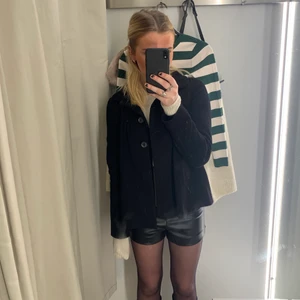 Skinnshorts från hm strl 38 - Säljer dessa snygga skinnshorts från hm strl 38! Såå snygga😍😍😍😍