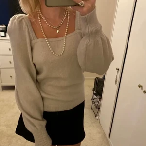 Hm stickad tröja - Stickad tröja från h&m i beige/grått🖤 nästan aldrig använd, lånade bilder