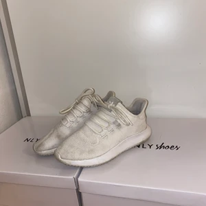 Adidas skor  - Skor från adidas, använd fåtal gånger, se skosula på 3dje bilden.  Storlek 35 1/5. Säljer för 250kr