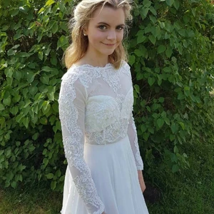 Vit klänning  - Jättefin klänning med spetsdetaljer på ärmarna💗 bara använd en gång förra sommaren🦋 frakten är inräknad i priset🥰 kan tyvärr inte komma ihåg vilket märke jag köpte klänningen ifrån eftersom lappen är avklippt