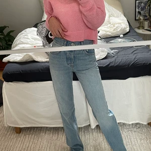 Straight jeans  - ASOS JEANS organic mid rinse ’90’s straight leg jeans in lightwash. Aldrig använda så de är i perfekt skick. Säljer pga att jag ej kan lämna tillbaka då jag tappade bort retur sedeln. Lite ljusare än på bilden i storlek w25 L32 (jag är 167cm och de är långa på mig) 