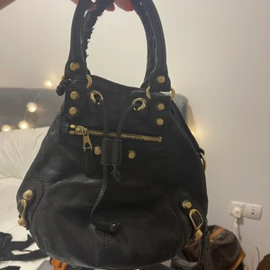 balenciaga väska - *INTRESSEKOLL* på min balenciaga väska i modellen pompon. Bra skick överlag, dock 2 hål på insidan (se sista bilden). Har tyvärr inte kvitto eller dustbag kvar därav priset.