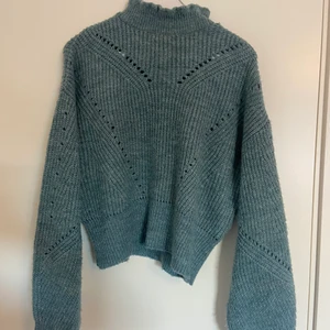 Stickad tröja - En super mysig stickad tröja från nakd i en fantastisk blå färg. 