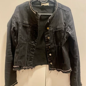 Svart jeansjacka - En svart jeansjacka ifrån Mango med fina detaljer. Superskönt material 