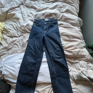 Jeans från & other stories  - Mörk blåa raka byxor från ”& other stories” storlek 25, längden är perfekt på mig som är 156 💗 tänker 150kr (inräknat frakt!) 🙏🏼