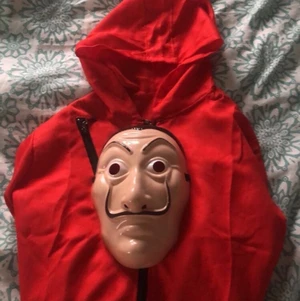 La casa de papel dräkt - en snygg la casa de papel dräkt + mask perfekt nu till halloween!!💕 skriv för fler bilder om hur dräkten sitter osv, man kan även knyta dräkten vid midjan och ha en vanlig topp till om man skulle vilja ha de. priset kan diskuteras☺️ den är aldrig använd bara testad!