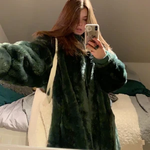 GRÖN PÄLS JACKA - SUPERNAJS grön jacka av fejkpäls! Så ball och as varm! Så coolt att ha till en hel svart outfit eller kjol, verkligen unik! Köpt second hand för 500kr 
