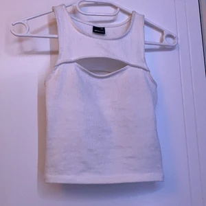 TOPP XXS - lite använd topp från ginatricot i strl xxs! budgivning sker i kmt från 30kr upp