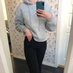 Grå hoodie Pieces  - Grå hoodie från Pieces, strl xs. Köparen står för frakt.