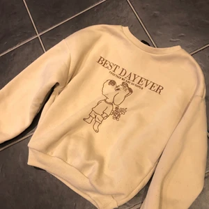 Tröja - En fin mjuk tröja, perfekt nu till hösten🤩🥰 Den är beige med brun text. Jätte skön på! Passar xs-s