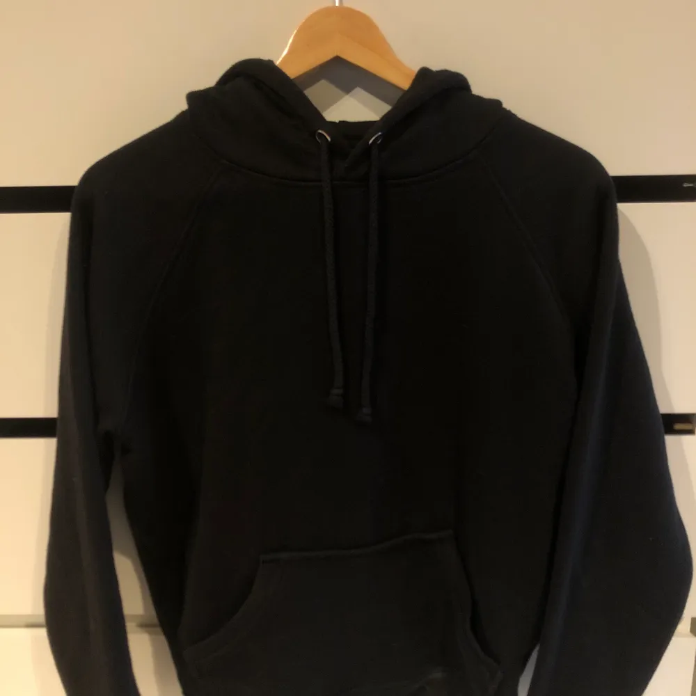 Helt vanligt svart hoodie som behövs i garderoben!😎 storleken är xs men skulle säga att den passar s också. Tröjor & Koftor.