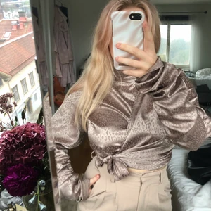 blus  - jättefin bild köpt från prettylittlethings i storlek 40 men passar mig som har 36/38
