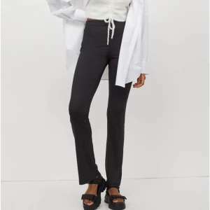 Utsvängda byxor - Hej. Säljer dessa utsvängda byxor från Hm, i jättebra skick då dom är helt nya💫 storlek Xs och säljs för 85kr + frakt😊