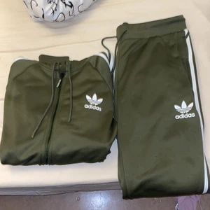 Adidas sett  - Köptes för ungefär ett år sedan men känner att jag inte har använt den mycket och inte kommer göra det framöver heller.                                                                              Koftan är storlek: 40 och Byxorna: 42.    Är själv M och byxorna sitter tajt och koftan lite lösare 