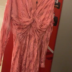 Klänning - En helst magisk glittrig klänning använd Max 1 gång o de var på min födelsedag❤️så snygg o får dig stråla 🙌🏻🥰säljer då den inte kommer till mer användning ❤️mötas eller stå för frakten. Nypris 500  