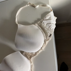 Bh  - Vit bh knappt använd c kupa 