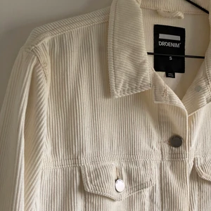 Jacka i manchestertyg  - En mycket oanvänd jacka från Dr Denim i storlek S. Den är i bra skick. Köpare står för leverans kostnad.