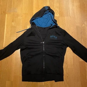 Hugo Boss zip hoodie  - Hugo Boss zip hoodie i storlek M tyvärr blivit skav på armbågen utav användning men något som inte syns så mycket när man har på sig den nypris ca 1500kr