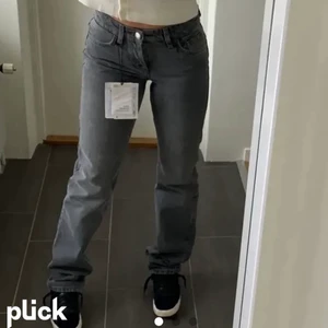 Gråa jeans  - Ett par skitsnygga gråa jeans från Zara. Storlek 36. Prislappen är kvar och är oanvända! Säljer pga lite för korta för mig, jag är 174 cm. Skriv om du är intresserad! LÅNAD BILD på första! 