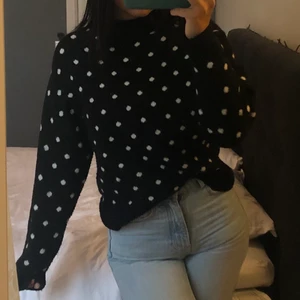 Prickig stickad tröja - Supermysig stickad tröja från H&M i storlek SMALL.