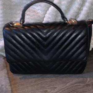 Väska - Säljer min snygga handväska fake läder svart å röd. Väl använd så finns nån skavanker vid fickan som ni ser. HUND FINNS I HEMMET 🐶