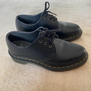 Låga Dr. Martens - Finfina låga doc martens som använts Max 10 gånger, så de är i jättebra skick. De har ju tyvärr några veck där fram men det får de efter typ tredje användningen ändå. De är även i veganskt läder, så passar de flesta. Nypris 1700.
