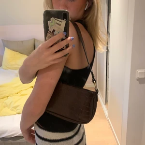 Väska från asos - Snygg väska från asos! I bra skick utan några defekter eller former av märken, fraktkostnad kan variera en aning❤️‍🔥