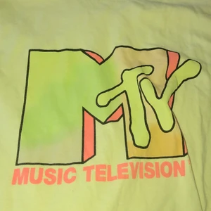 T shirt - Säljer denna för 100kr kontakta om due intresserad 