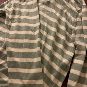 Grön vit randig tröja - Säljer denna fina grön-vit randiga tröja från h&m. Bra kvalite, endast använd fåtal ggr