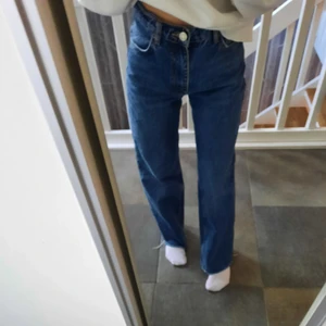 Zara jeans - Mörkblå högmidjade jeans från Zara i storlek 34. Avklippta så dom passar mig som är ca 162. Fortfarande långa på mig så passar förmodligen längre också