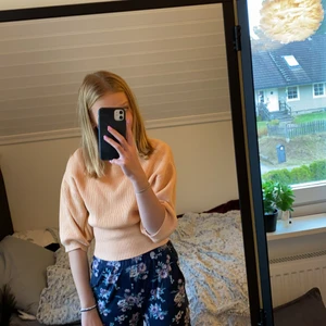 Orange söt topp - En orange armbågslång topp med guld ❤️ perfekt nu nyår 2021!! Använd 2-5 ggr och säljer p.g.a kommer inte till användning😆 köpt på bikbok för ca 1 år sedan.